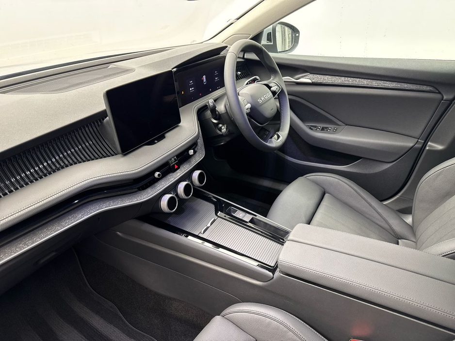 2026 Skoda Superb - image 2