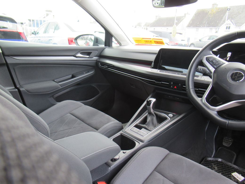 2021 Volkswagen Golf - image 9