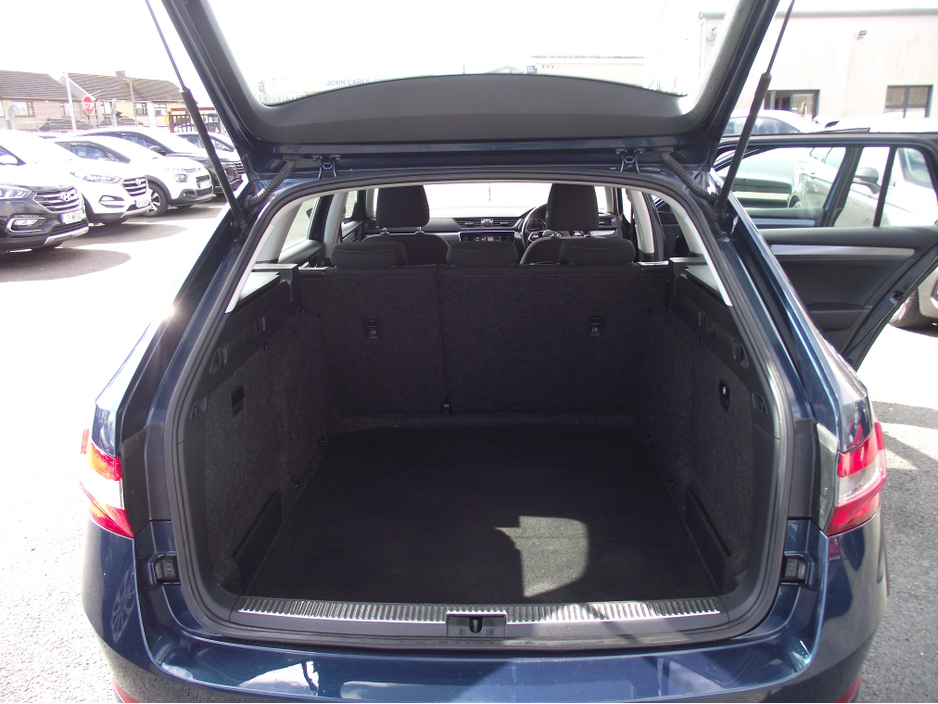 2021 Skoda Superb - image 11