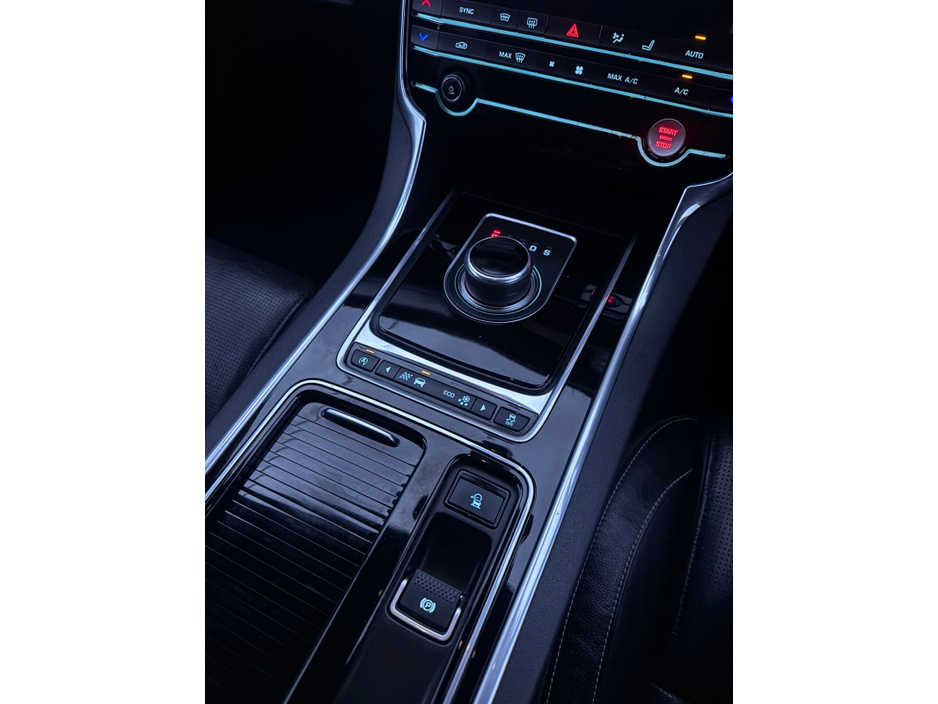 2017 Jaguar XF - image 19