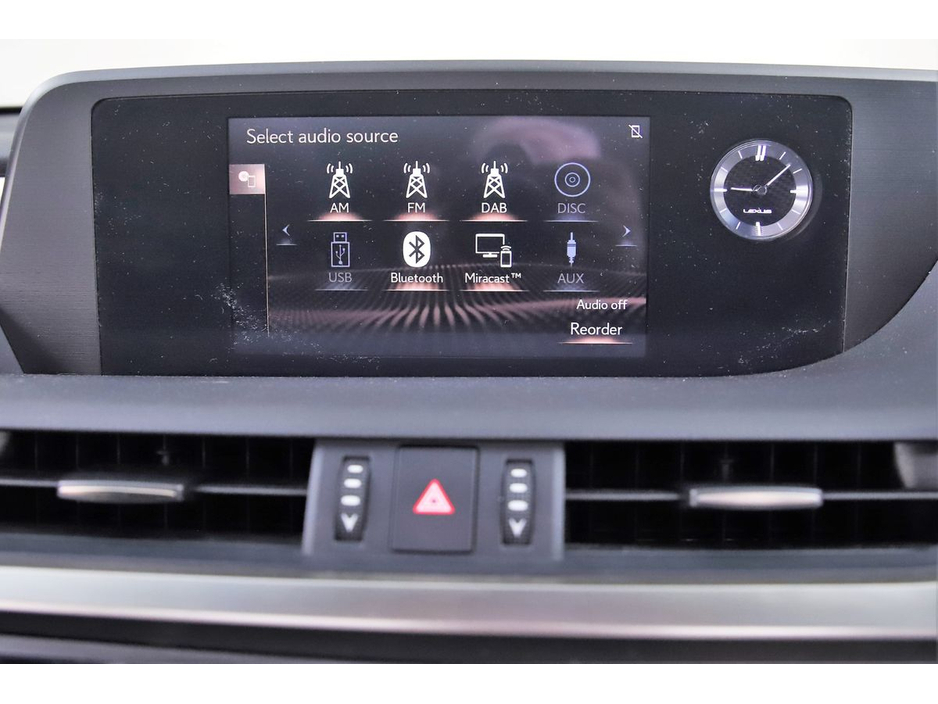 2019 Lexus ES 300 H - image 18