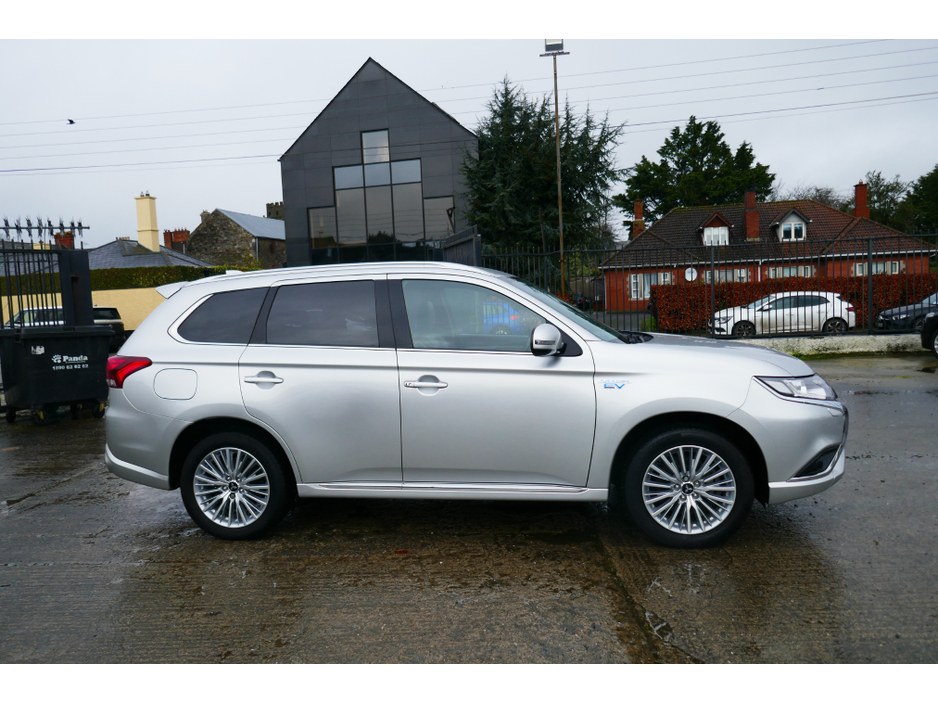 2020 Mitsubishi Outlander 2.4 DYNAMICS PHEV 221 €23,500