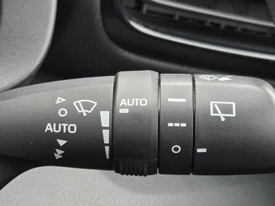 2022 Toyota Yaris - image 17