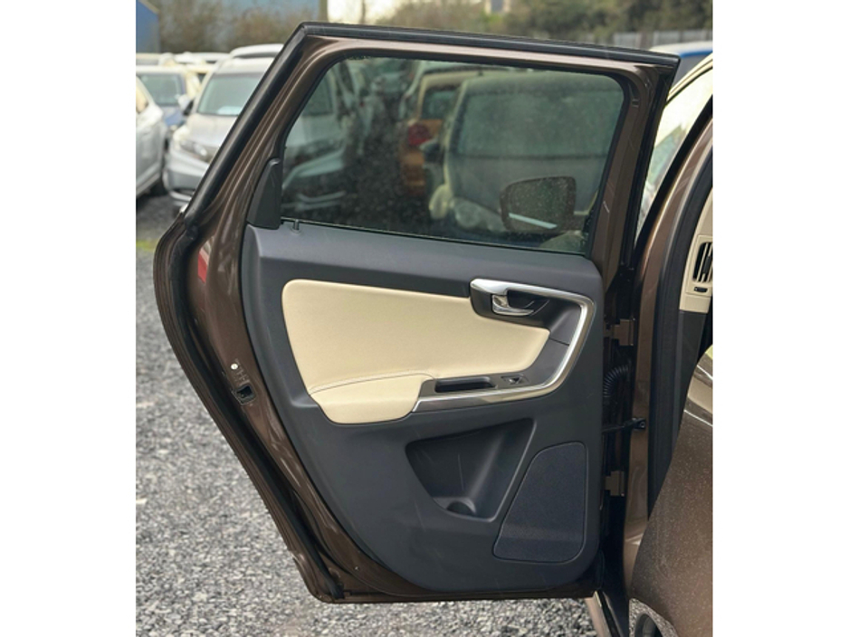 2015 Volvo XC60 - image 6