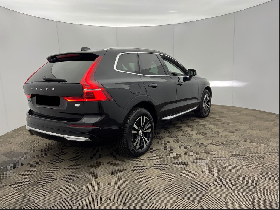 2021 Volvo XC60 - image 3