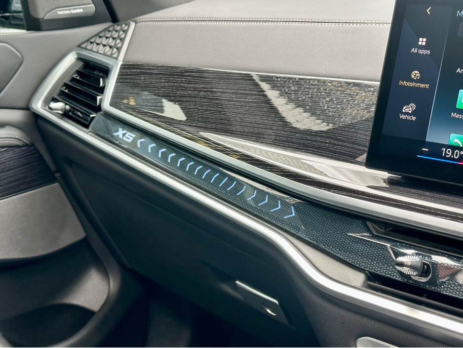 2025 BMW X5 - image 6