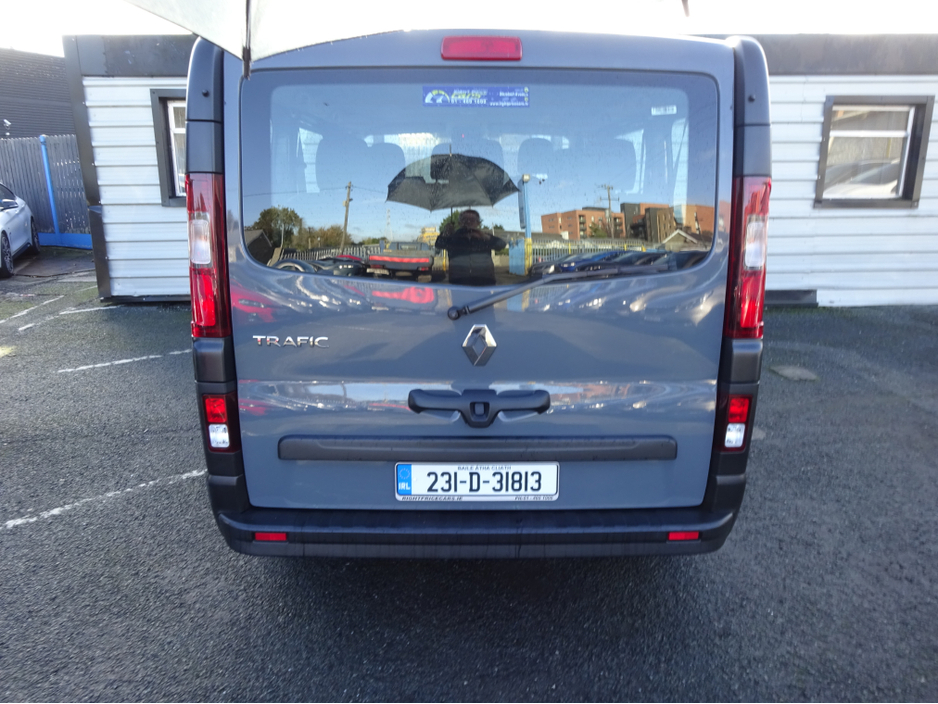 2023 Renault Trafic - image 6