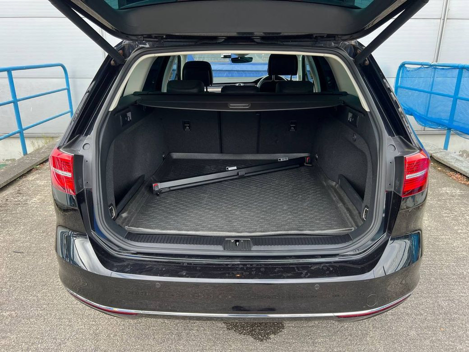 2018 Volkswagen Passat VARIANT HIGHLINE 2.0 TDI * HUGE SPEC * // LEATHER INTERIOR // 360 PARKING CAMERA // APPLE CARPLAY/ANDROID AUTO €22,950