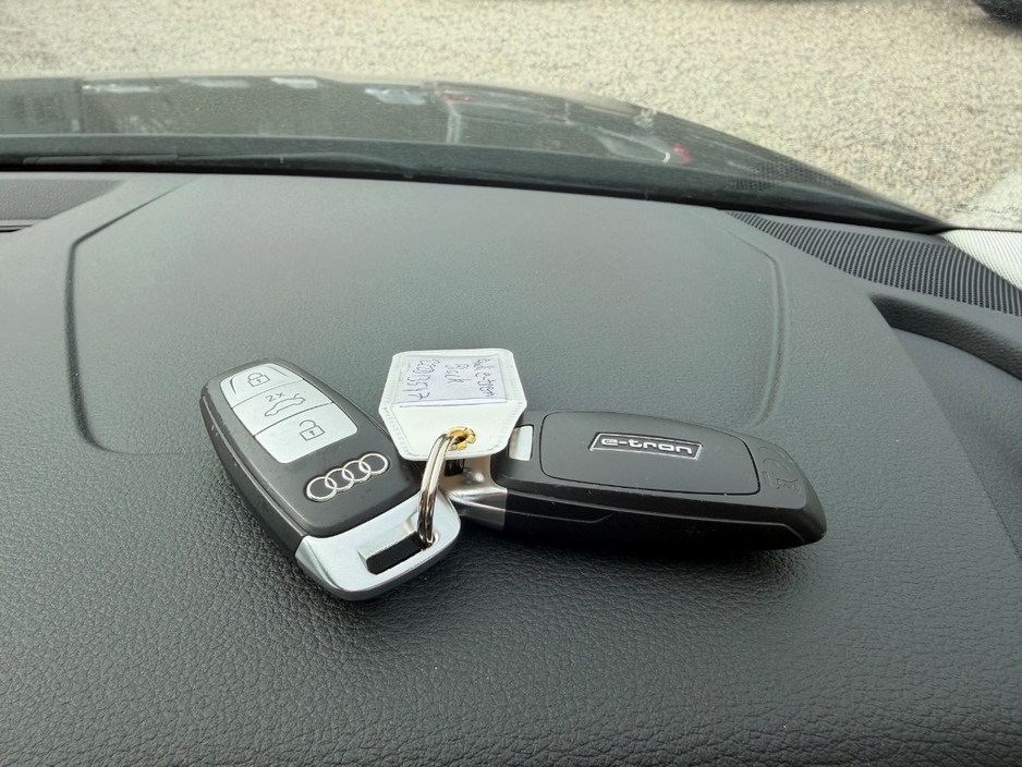 2022 Audi e-tron - image 17