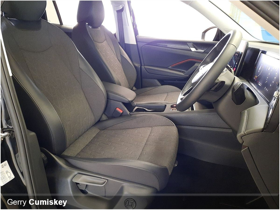 2025 Volkswagen Tiguan - image 7