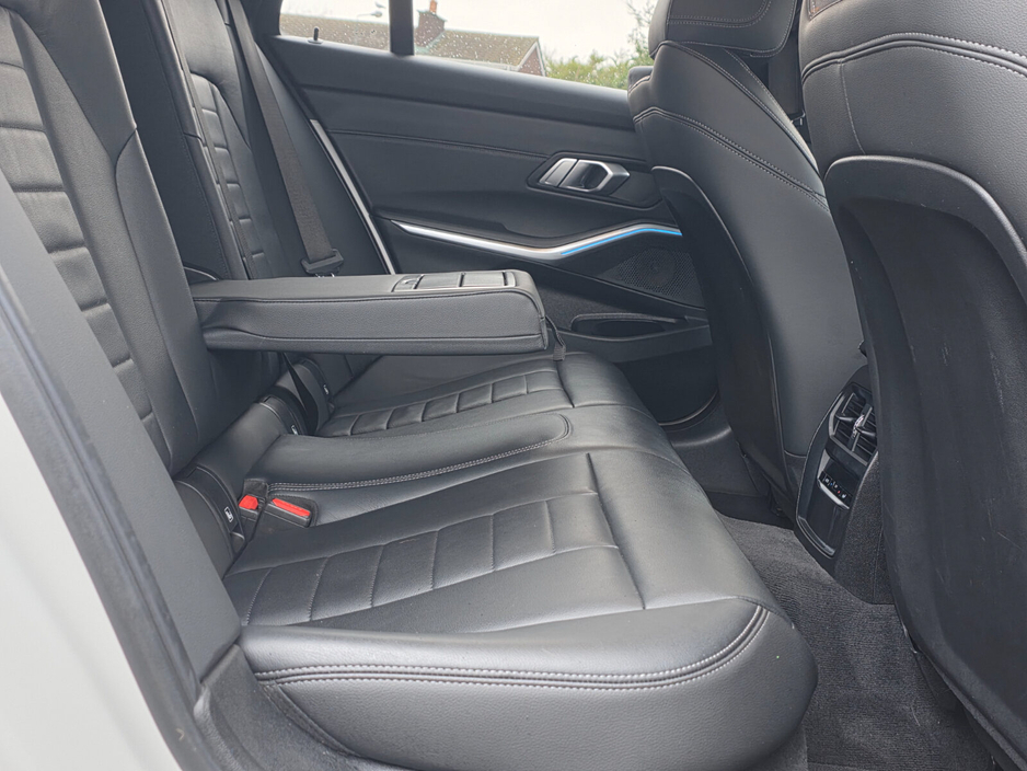 2021 BMW 3 Series - image 19