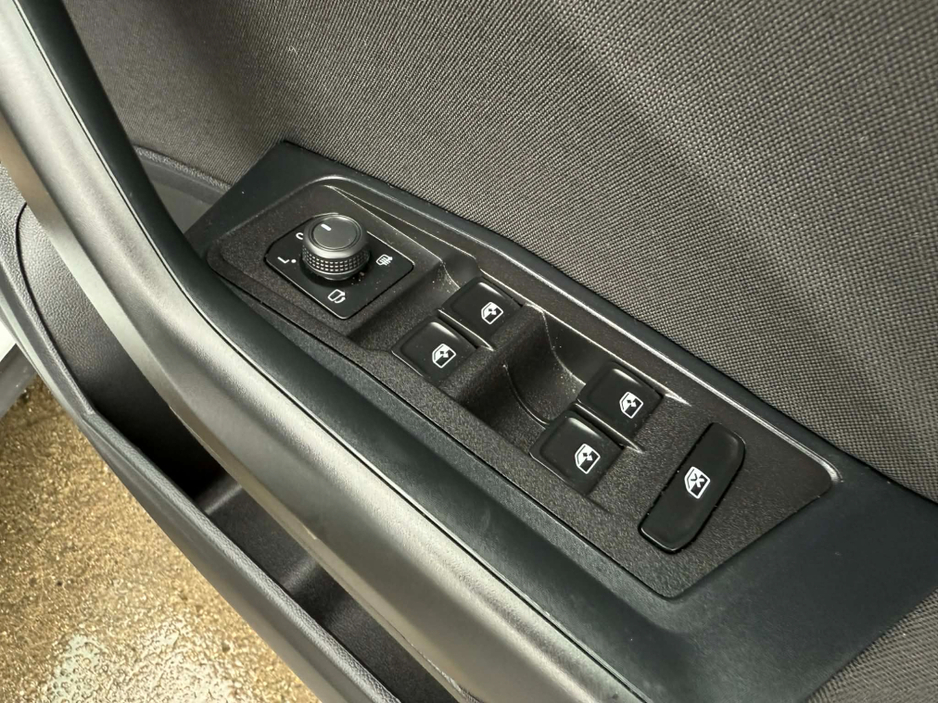 2024 Volkswagen T-Roc - image 17