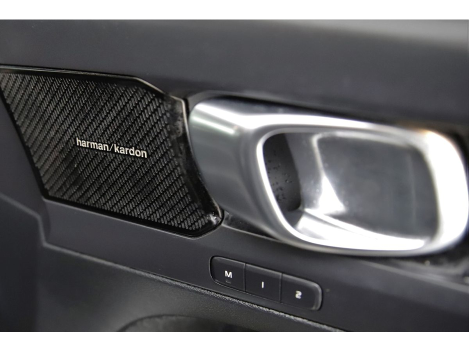 2019 Volvo XC40 2.0 T4 R-DESIGN PRO *LEATHER*BI-TONE ROOF*