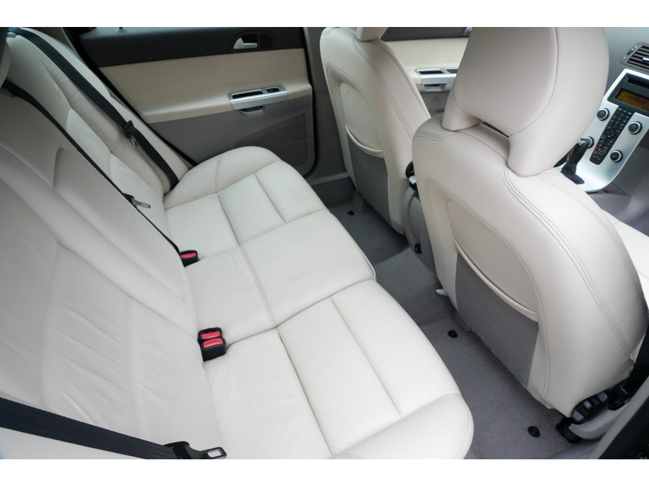 2012 Volvo V50 - image 4