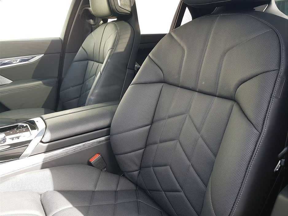 2025 BMW 7 Series - image 7