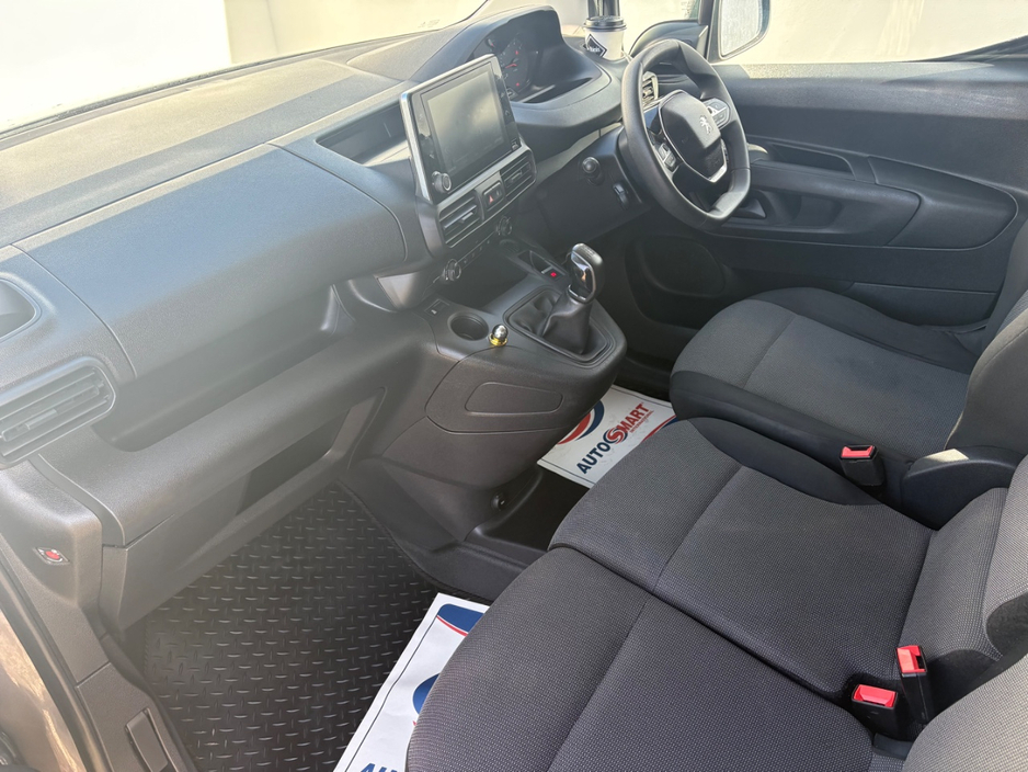 2019 Peugeot Partner - image 14