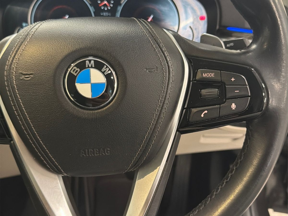 2017 BMW 5 Series - image 18