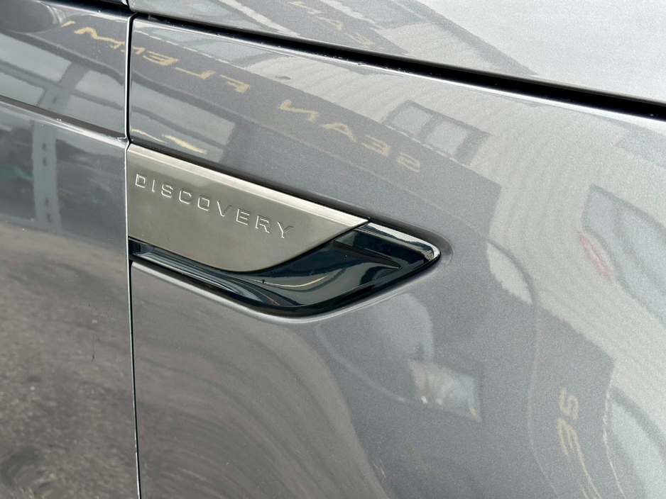 2019 Land Rover Discovery - image 19