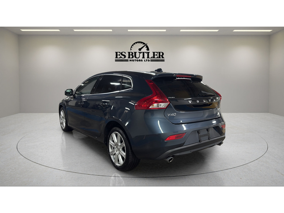 2017 Volvo V40 - image 3