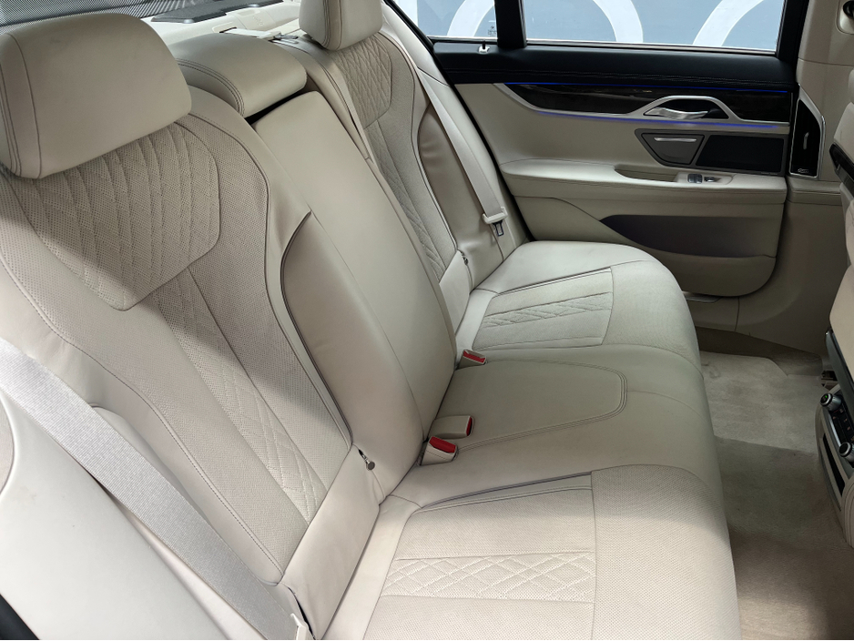 2018 BMW 7 Series - image 13