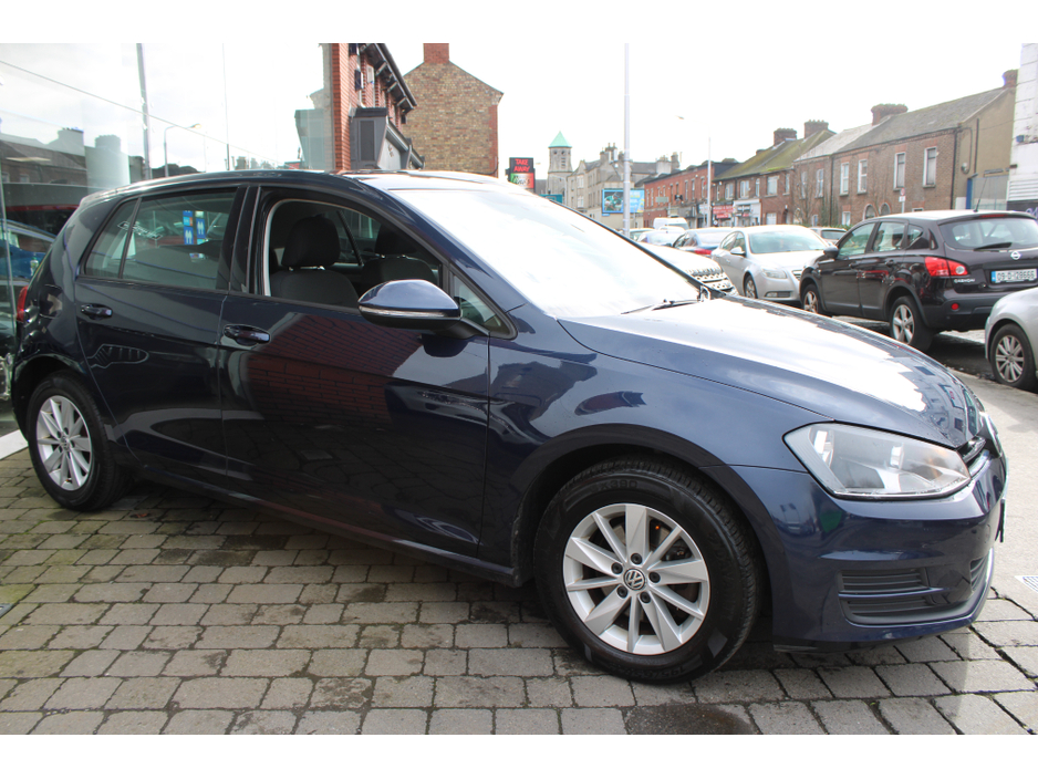 2014 Volkswagen Golf - image 2