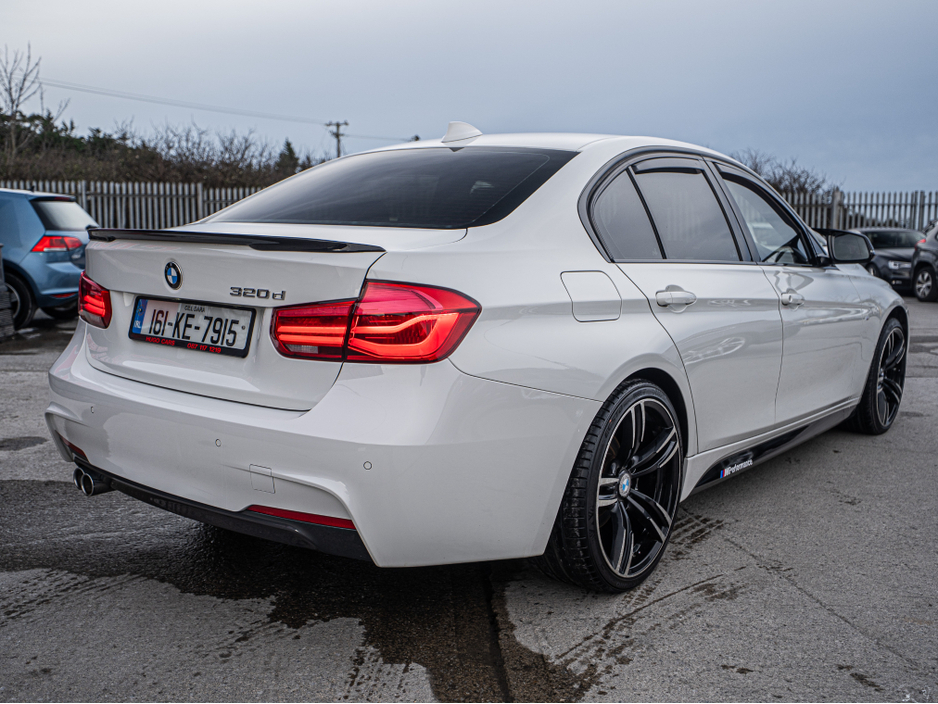 2016 BMW 3 Series - image 12