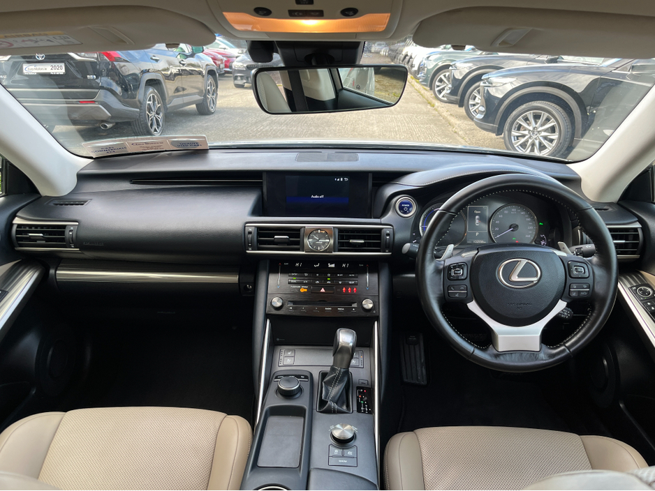 2018 Lexus IS 300 h - image 13