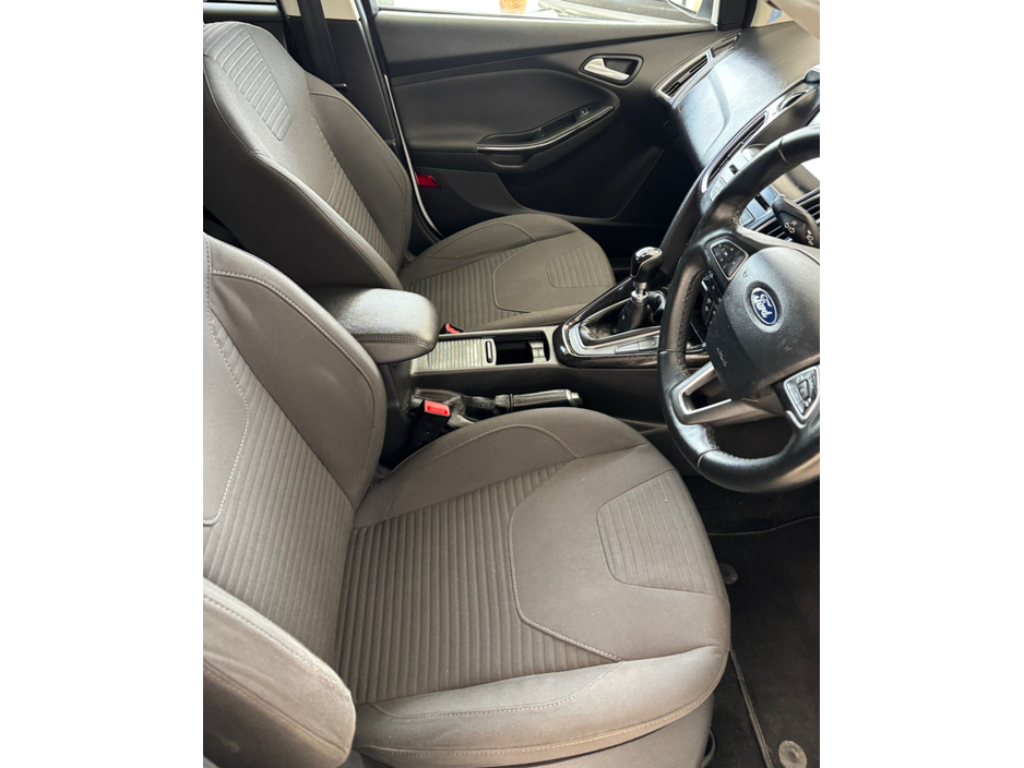 2016 Ford Focus - image 9