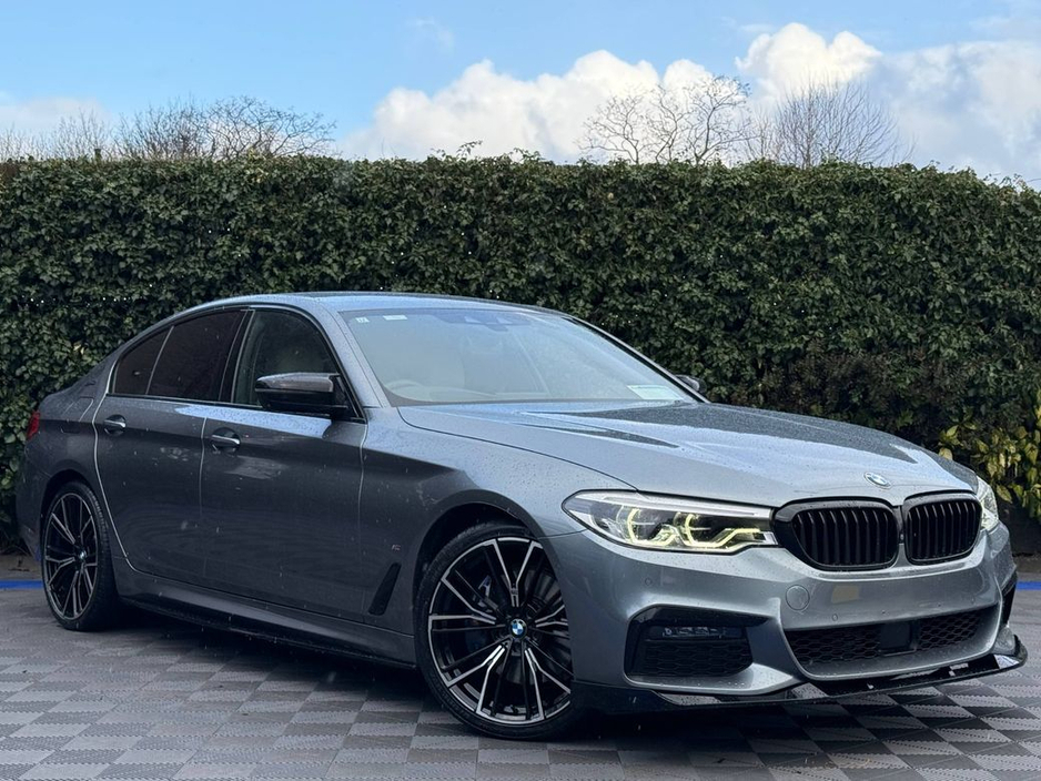 2019 BMW 5 Series 530e M-SPORT COMPETITION 2.0 HYBRID // HEADS-UP DISPLAY // 4 HEATED SEATS // 360 VISUAL PARKING ASSIST €29,900