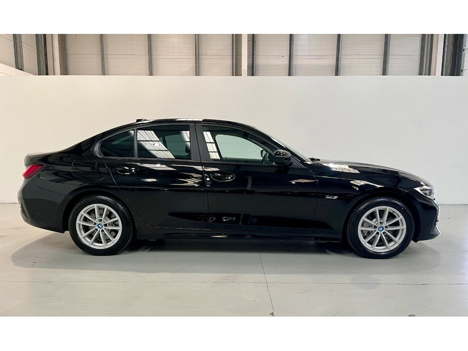 2021 BMW 3 Series - image 2