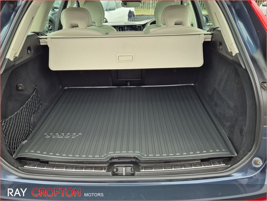 2020 Volvo XC60 - image 26