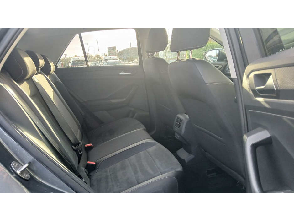 2023 Volkswagen T-Roc - image 6