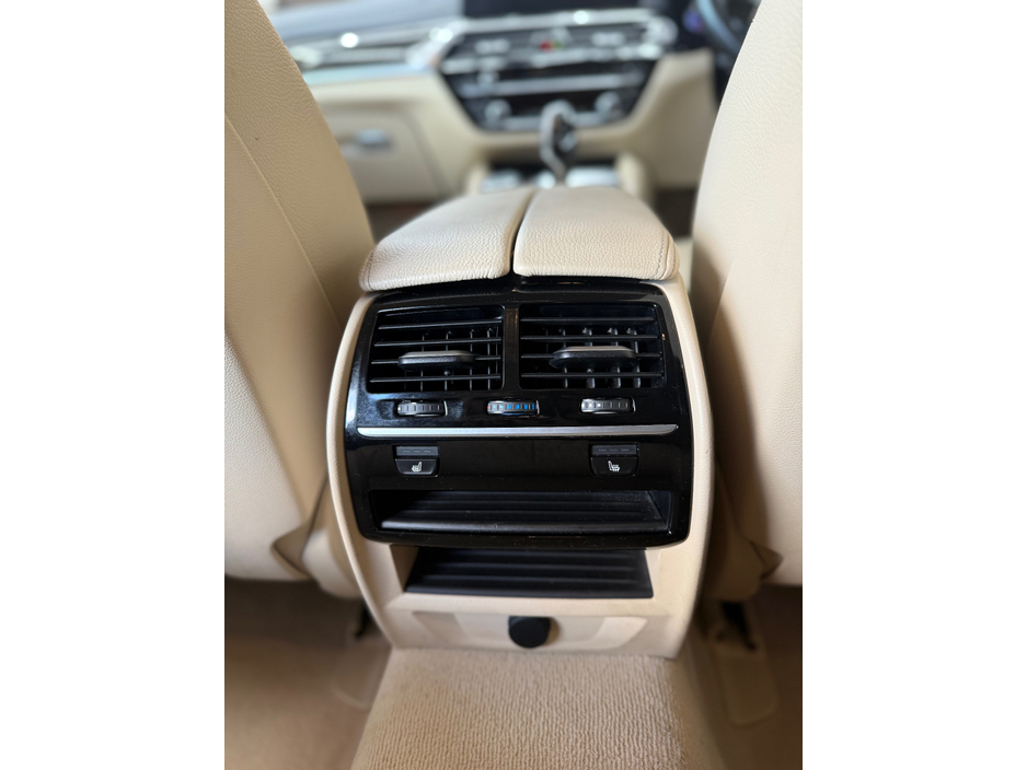 2017 BMW 5 Series - image 22