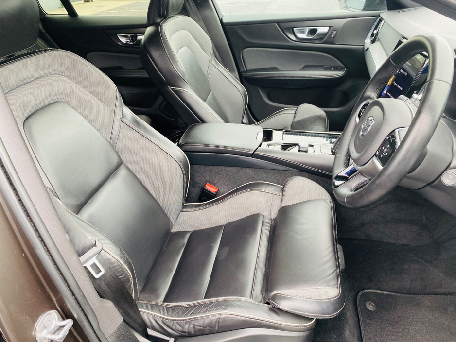2022 Volvo V60 - image 13
