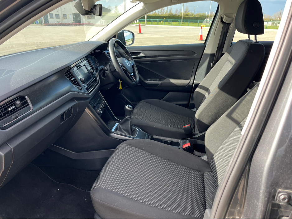 2021 Volkswagen T-Roc - image 9