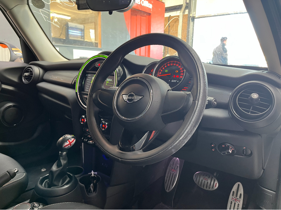 2017 MINI Cooper - image 9