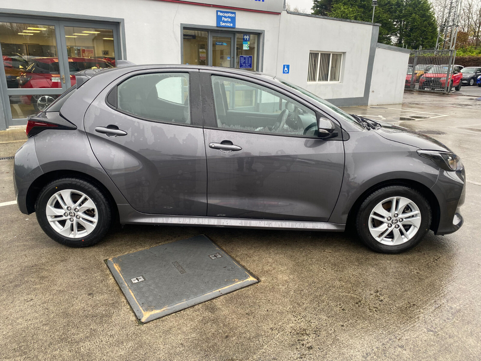 2024 Toyota Yaris - image 9