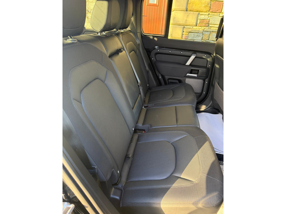 2022 Land Rover Defender - image 7