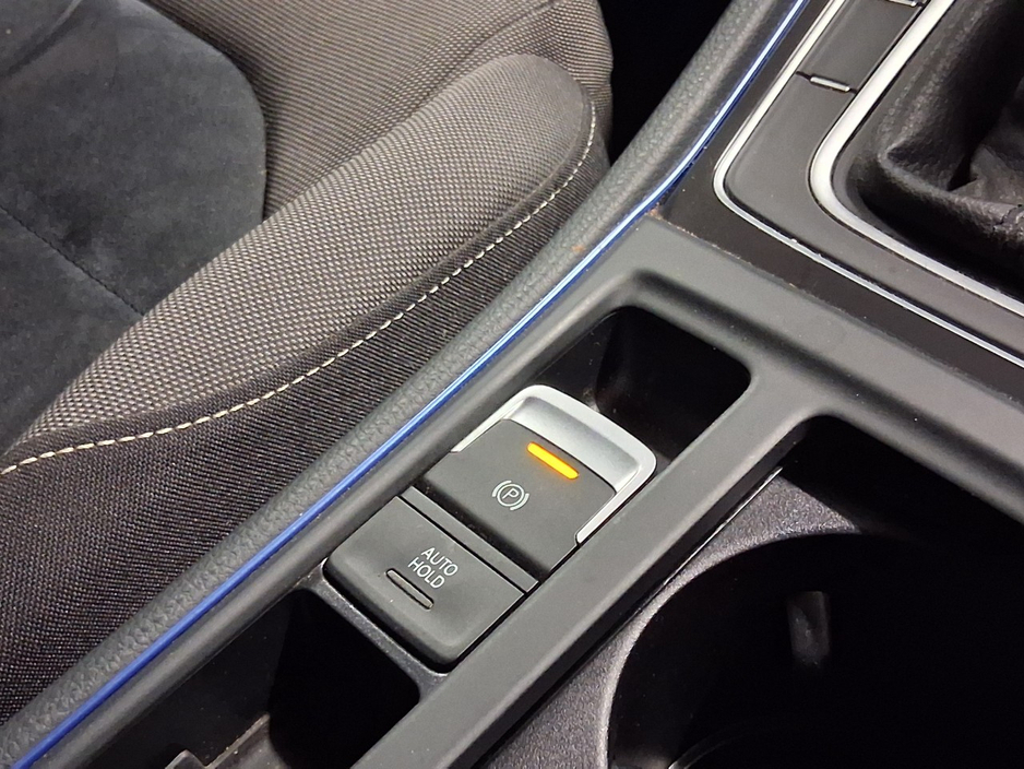 2013 Volkswagen Golf - image 13