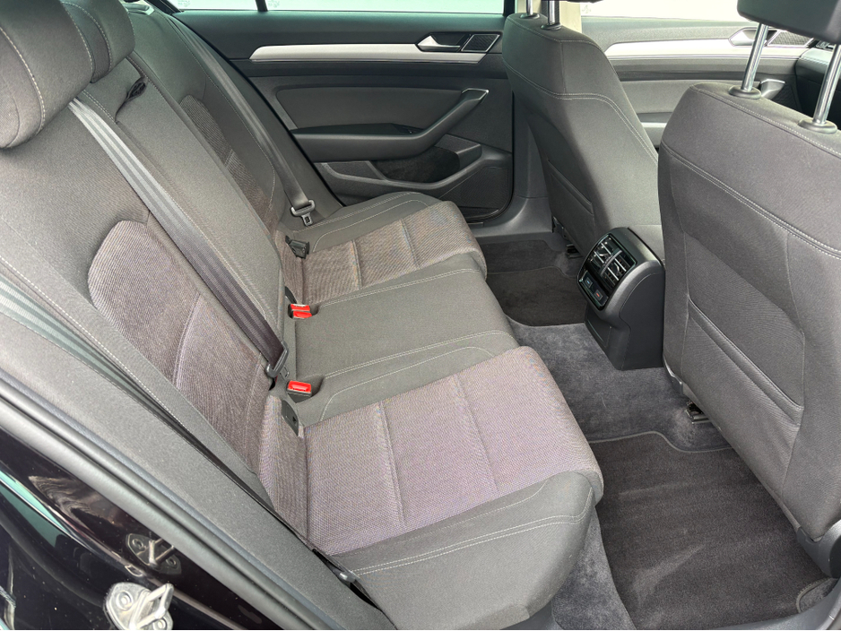 2018 Volkswagen Passat - image 9