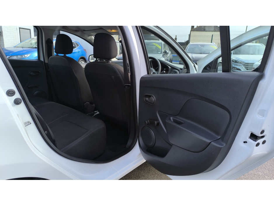 2017 Dacia Sandero - image 9