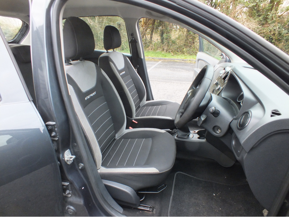 2017 Dacia Sandero - image 8