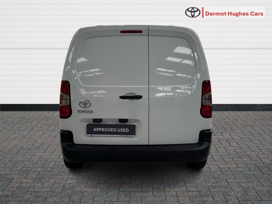 2024 Toyota Proace City - image 4