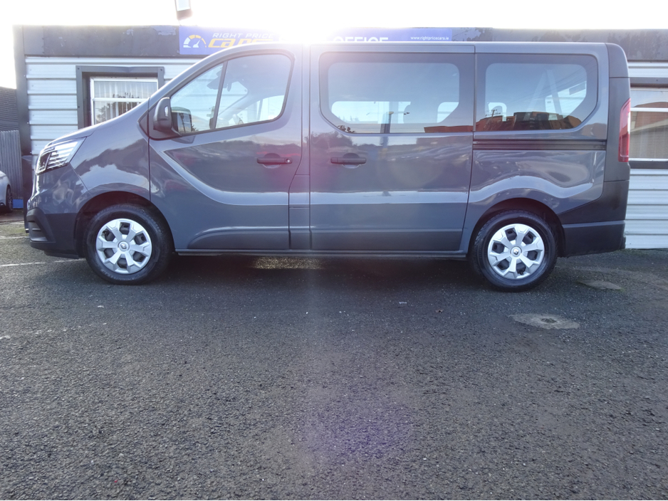 2023 Renault Trafic - image 4