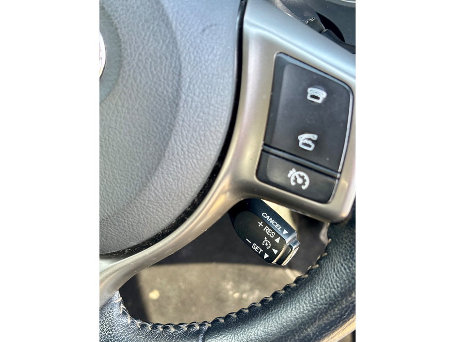 2015 Toyota Yaris - image 11