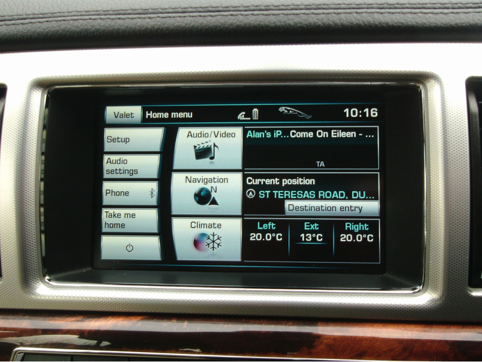 2014 Jaguar XF - image 20