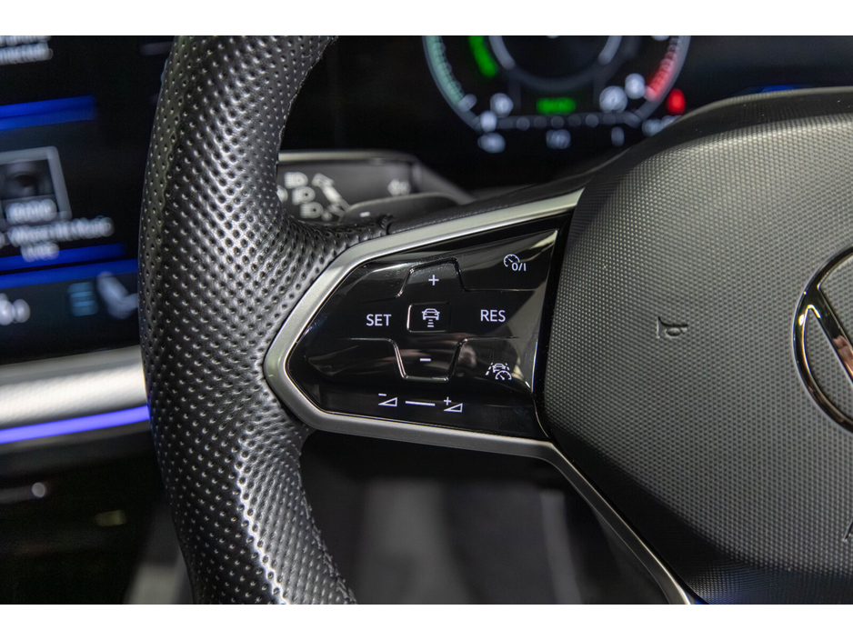 2021 Volkswagen Touareg - image 17