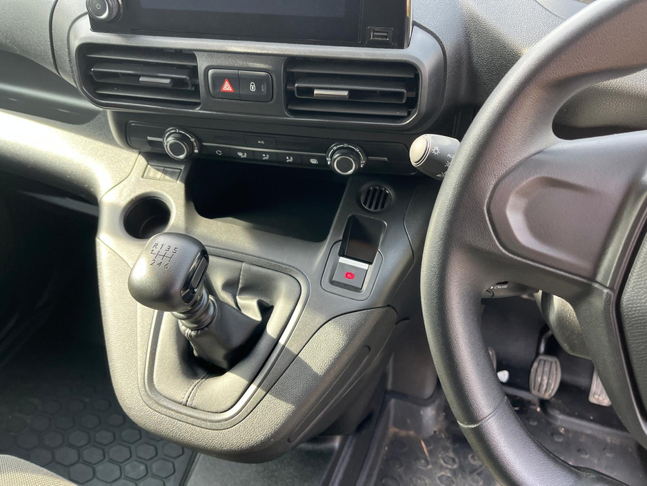 2023 Peugeot Partner - image 3