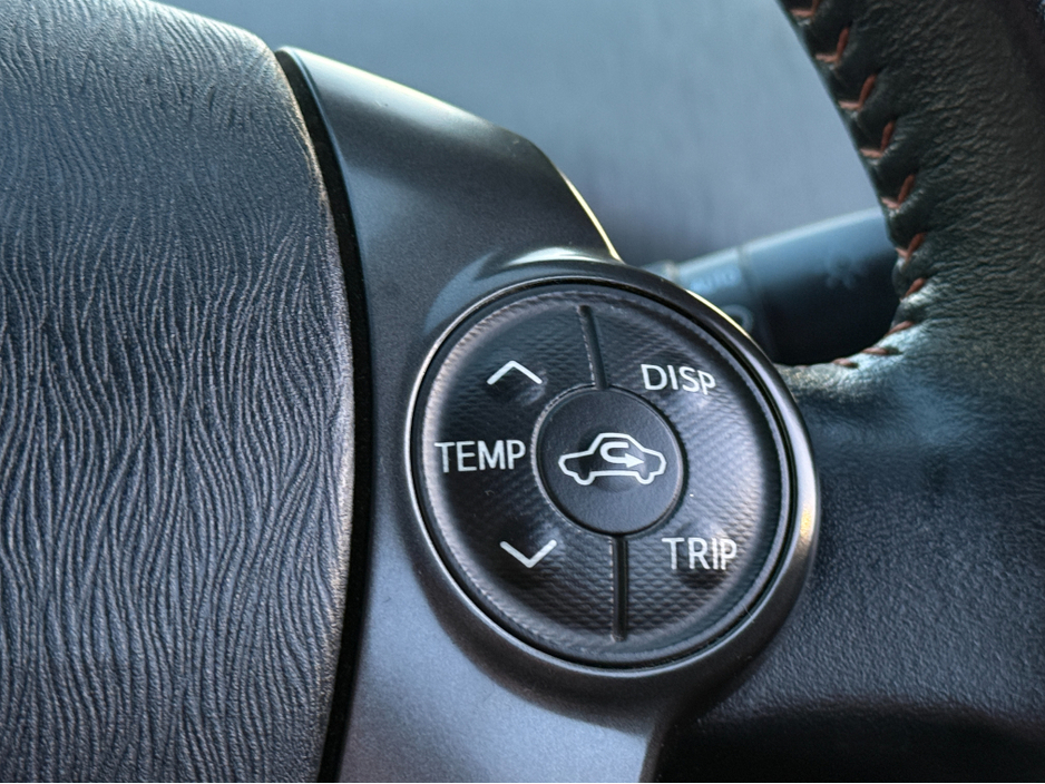 2013 Toyota Prius Alpha - image 23