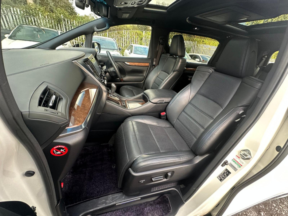 2015 Toyota Alphard - image 12